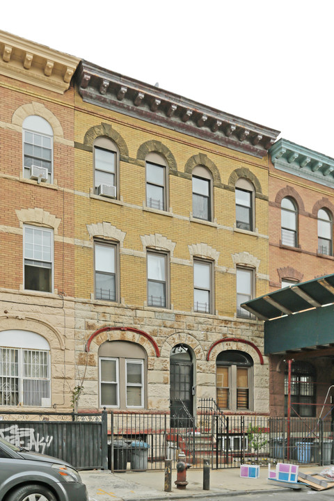 107 Cornelia St in Brooklyn, NY - Building Photo