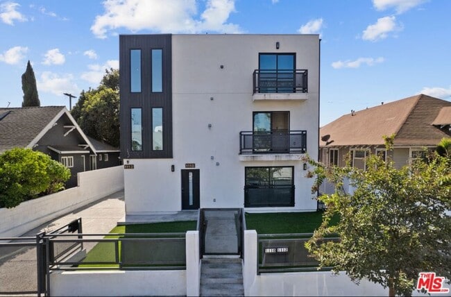 property at 1110 E 40th Pl