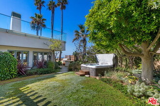 32054 Pacific Coast Hwy in Malibu, CA - Building Photo - Building Photo