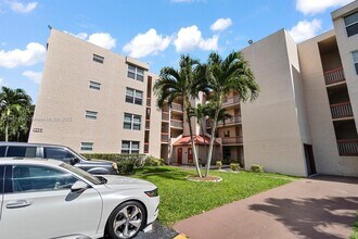 9451 Evergreen Pl in Davie, FL - Foto de edificio - Building Photo