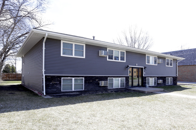 912 S 18 1/2 St in Moorhead, MN - Building Photo - Building Photo