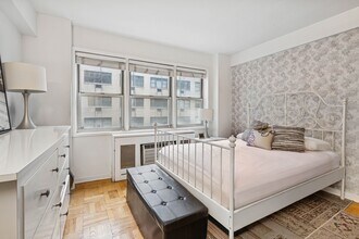 321 E 45th St in New York, NY - Building Photo - Building Photo