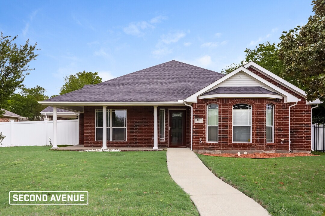 711 Francis St in Lancaster, TX - Building Photo