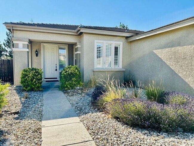 6350 Cedar Waxwing Ct in Reno, NV - Building Photo - Building Photo