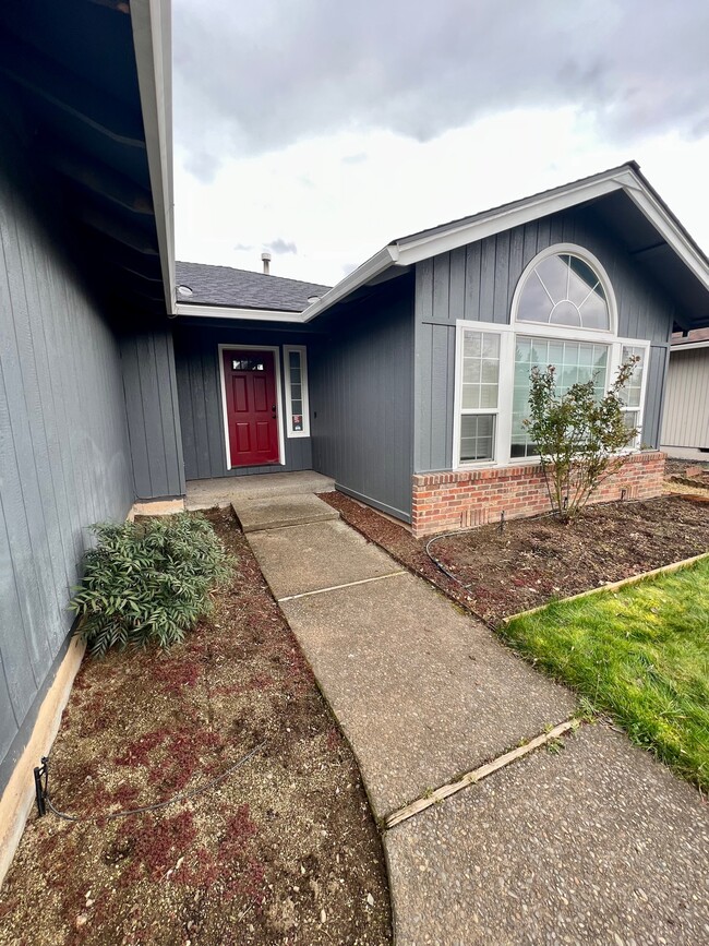 1715 Dove Ln in Medford, OR - Building Photo - Building Photo