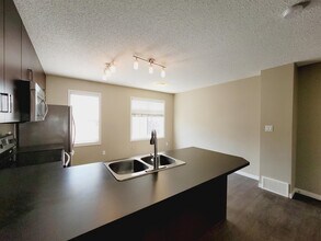 9151 Shaw Way SW in Edmonton, AB - Building Photo - Building Photo