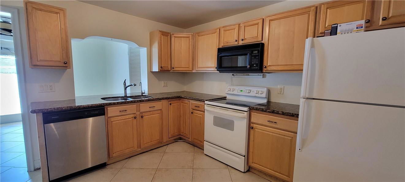 560 SE 23rd Ave in Pompano Beach, FL - Foto de edificio