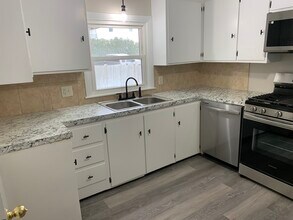 186 Concord Ave, Unit 186 in Cranston, RI - Foto de edificio - Building Photo