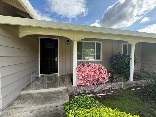 1238 Woodfield Ave in Sacramento, CA - Building Photo - Building Photo