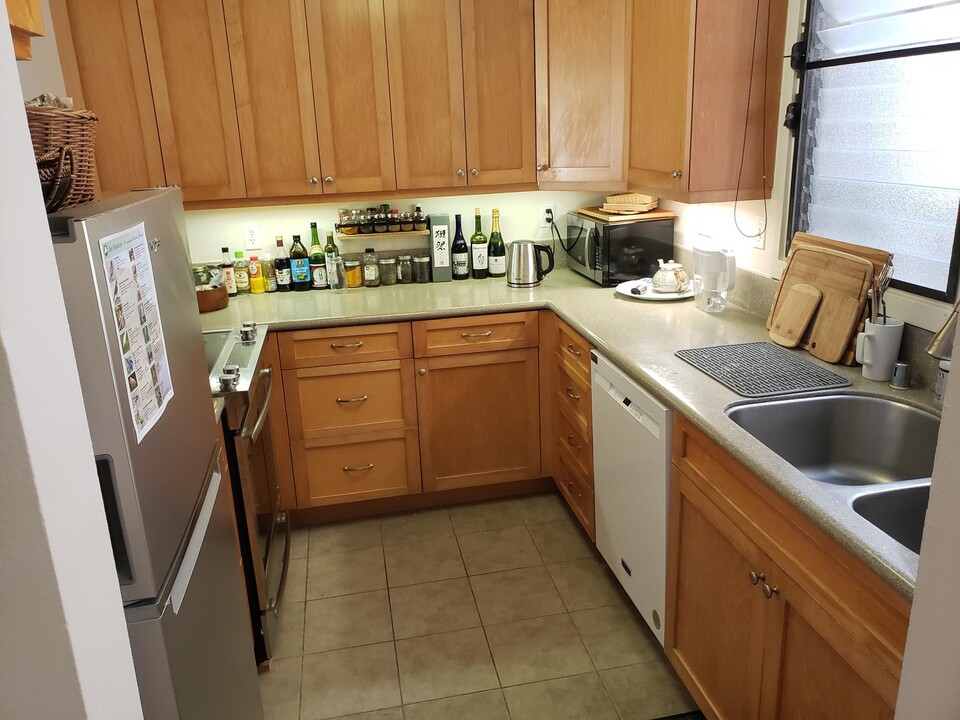 1015 Aoloa Pl in Kailua, HI - Building Photo