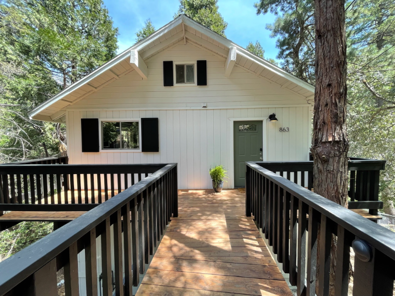 863 Deer Trail in Crestline, CA - Building Photo