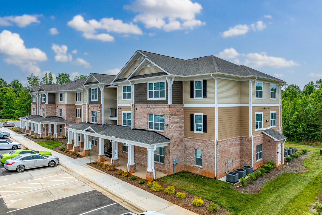 Forestdale Meadows in Burlington, NC - Foto de edificio