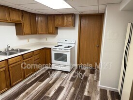 649 8th Ave SW in Valley City, ND - Building Photo