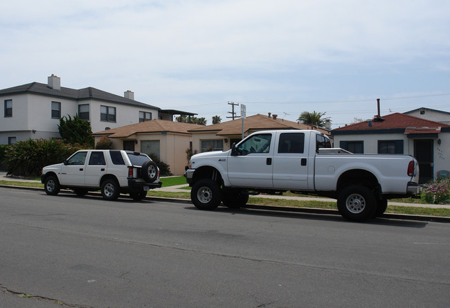 858 Diamond St in San Diego, CA - Building Photo - Building Photo