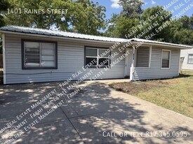 1401 Raines St in Arlington, TX - Building Photo