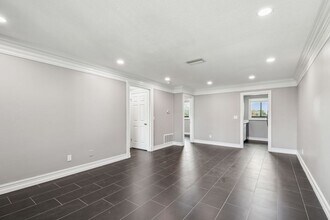 2942 W Bay Dr in Belleair Bluffs, FL - Building Photo - Building Photo