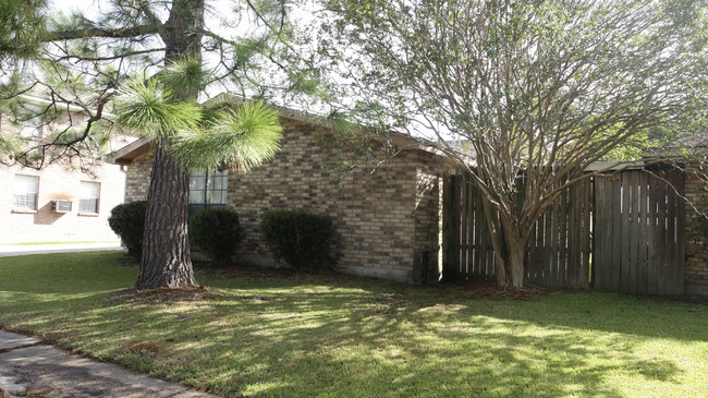 754 Monet Dr in Baton Rouge, LA - Foto de edificio - Building Photo