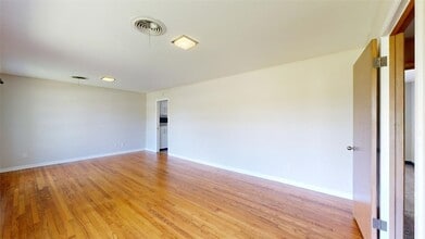 203 W Brookside Dr in Bryan, TX - Building Photo - Building Photo