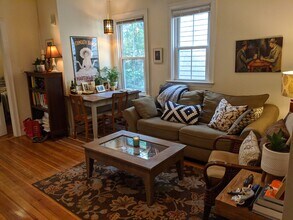 124 Browne St, Unit 2 in Brookline, MA - Foto de edificio - Building Photo