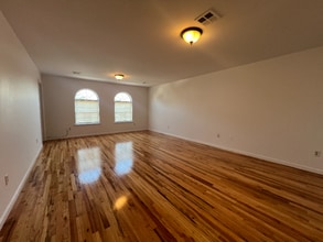 1012 Laura St in Elizabeth, NJ - Building Photo - Building Photo