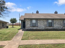 1112 Valley View Dr in Red Oak, TX - Building Photo