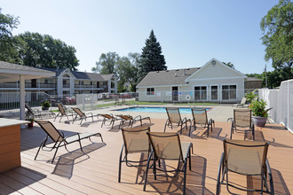 Bennett Grand Woods Apartments in West Des Moines, IA - Building Photo - Building Photo