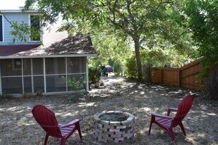 423 S Main St in Lockhart, TX - Building Photo