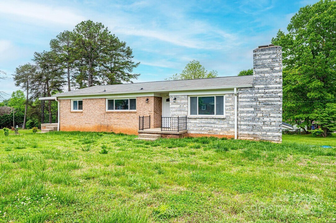 975 22nd St Pl NE in Hickory, NC - Building Photo