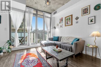 8 Gladstone Ave in Toronto, ON - Building Photo - Building Photo