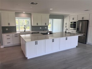 652 NW Sunset Dr in Stuart, FL - Building Photo - Building Photo