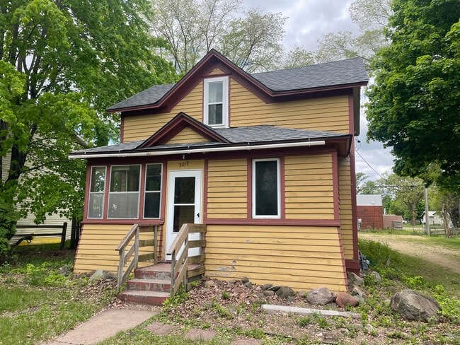 2017 2nd St E