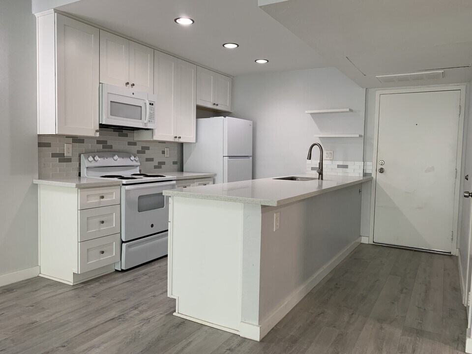 6151 Rancho Mission Rd in San Diego, CA - Building Photo
