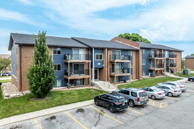Country Club Village Apartments in West Des Moines, IA - Foto de edificio - Building Photo