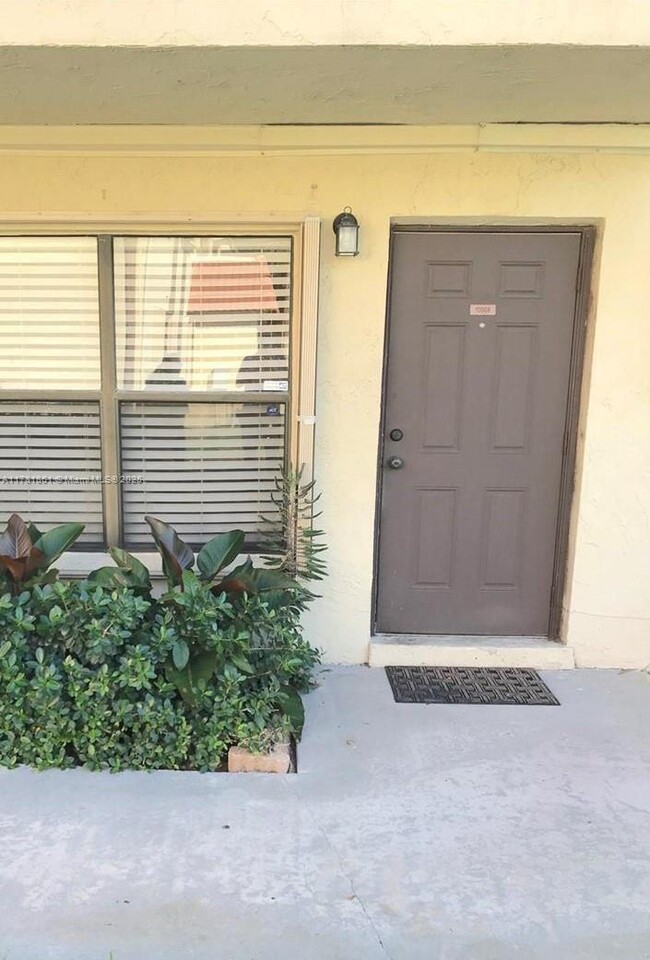 10008 NW 6th St in Pembroke Pines, FL - Building Photo - Building Photo