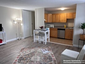 121 Trapelo Rd, Unit 21 in Belmont, MA - Building Photo