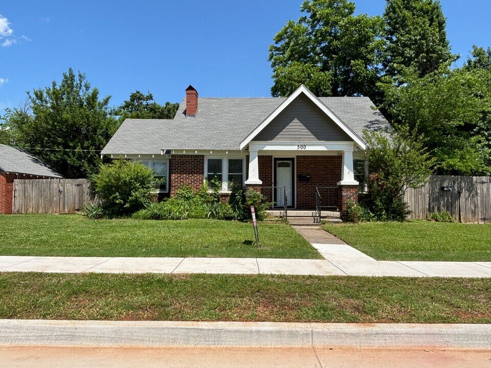 500 N Jackson St in Edmond, OK - Foto de edificio