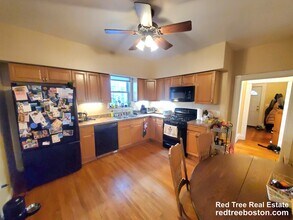 72 Marshall St, Unit 1 in Medford, MA - Foto de edificio - Building Photo