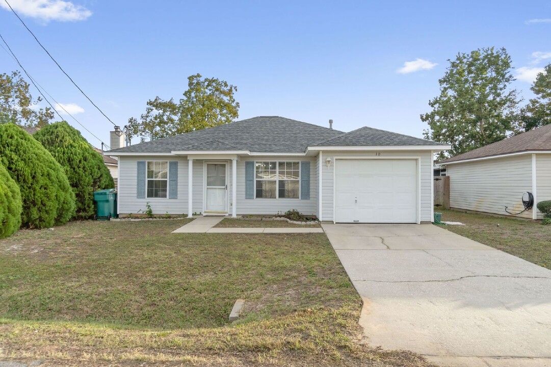 10 Stowe Rd in Mary Esther, FL - Building Photo
