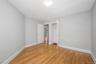 64 Kensington Rd in Bronxville, NY - Foto de edificio - Building Photo