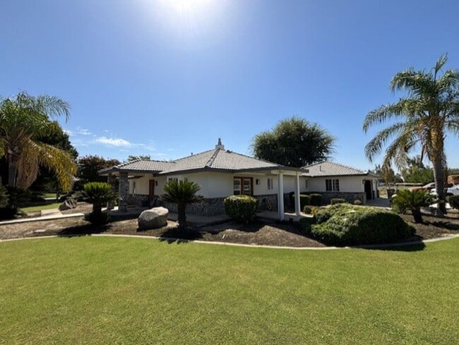 1555 Kuhio St in Bakersfield, CA - Building Photo - Building Photo