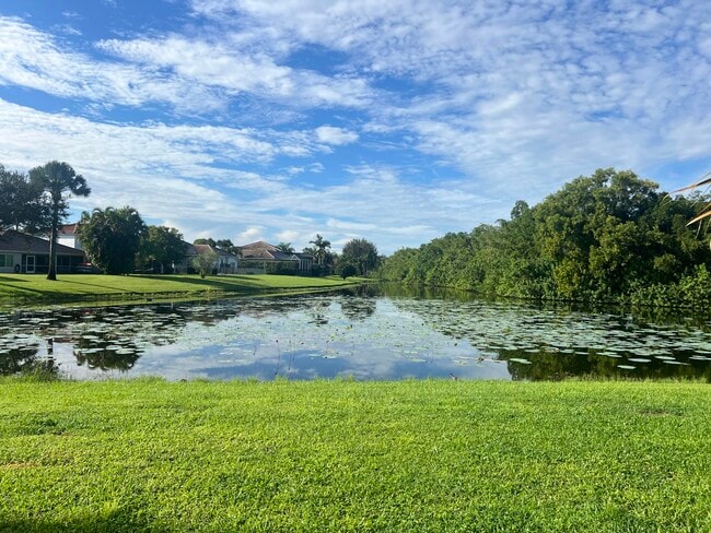 1605 S Club Dr in Wellington, FL - Building Photo - Building Photo