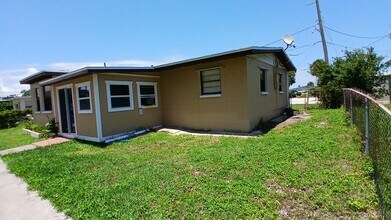 211 Sandy Cir in South Daytona, FL - Building Photo - Building Photo