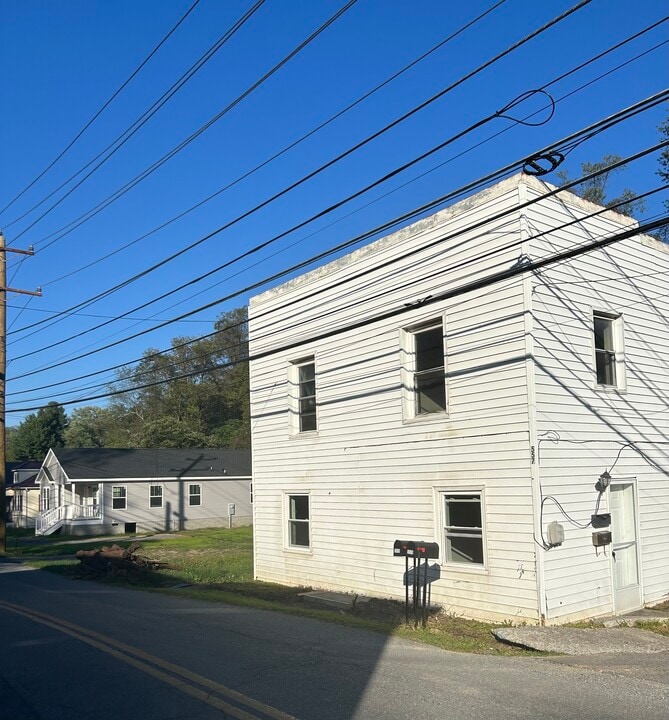 557 S Church St, Unit A in Marion, VA - Building Photo