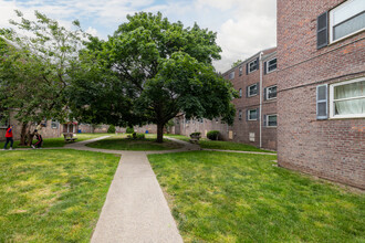 11101 66th Rd in Forest Hills, NY - Foto de edificio - Building Photo