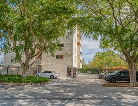 5995 Biscayne Blvd in Miami, FL - Foto de edificio - Building Photo