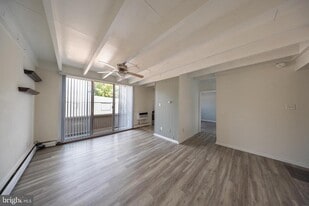 100 E Glenolden Ave in Glenolden, PA - Building Photo