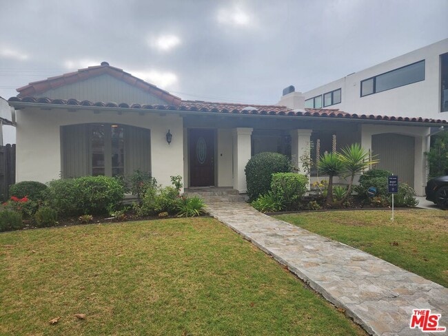 property at 328 S Oakhurst Dr