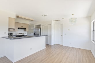633 Centre Ct SW in Vero Beach, FL - Building Photo - Building Photo