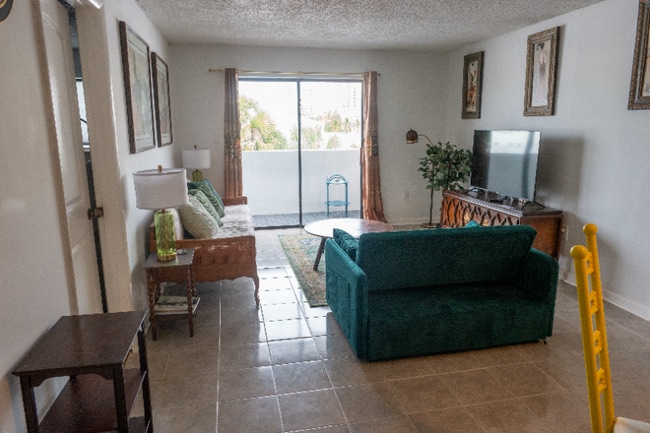 1418 Collins Ave, Unit 403 in Miami Beach, FL - Building Photo - Building Photo