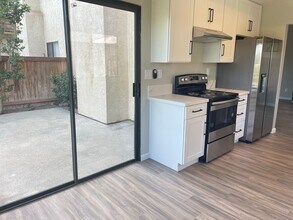 2323 Summerhill Dr in Encinitas, CA - Building Photo - Building Photo